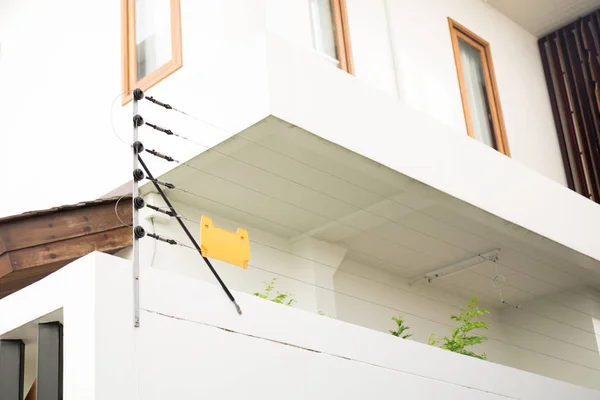 電気柵を守る住宅 — ストック写真