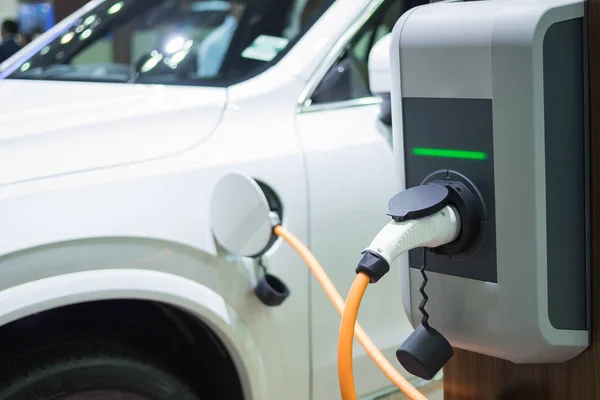 Carregar um carro elétrico com a fonte de alimentação do cabo — Fotografia de Stock