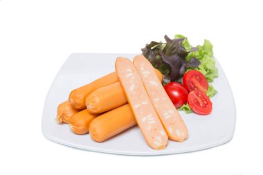 Beyaz arka planda taze sebzeli beyaz tabakta peynirli sosis.
