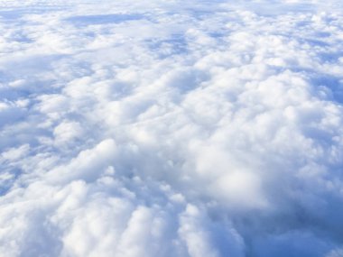 cennet. Mavi gökyüzü ve beyaz bulut. güneşli bir gün. Cumulus bulutu