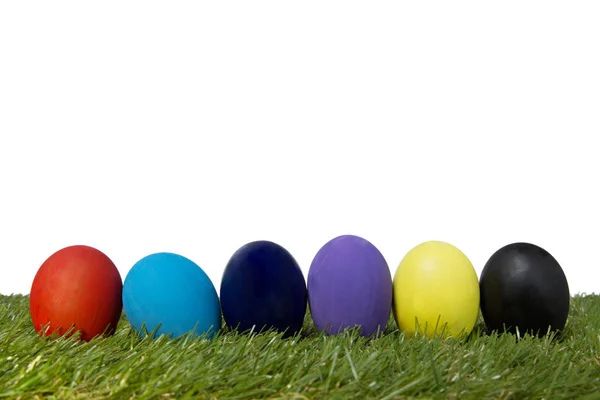 Coloridos Huevos Pascua Hechos Mano Sobre Hierba Verde Aislados Sobre — Foto de Stock