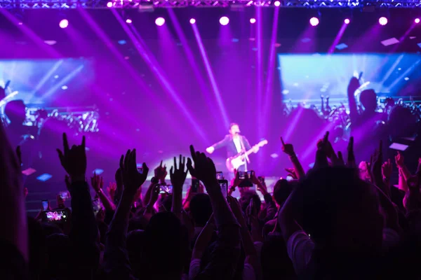 Menigte Genieten Van Het Concert Gelukkige Mensen Springen Grote Groep — Stockfoto