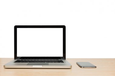 Açık laptop ile izole beyaz ekran ve woode üstünde hareket eden telefon