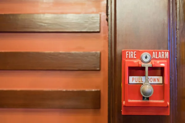 Interruptor de alarma de incendios en la pared de madera dentro del edificio del auditorio — Foto de Stock