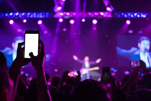 Akıllı telefon kayıtları canlı müzik festivali boş w ile tutan el — Stok fotoğraf