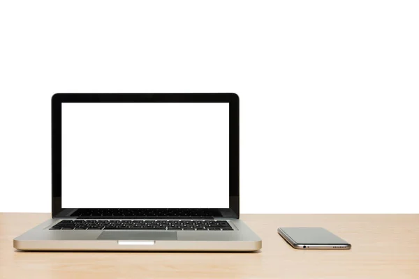 Açık laptop ile izole beyaz ekran ve woode üstünde hareket eden telefon