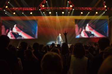 Kalabalık zevk konser, mutlu insanlar büyük zevk parti grup.,