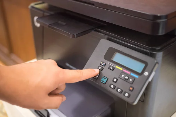 Copier Start, vinger op de startknop op multifunctionele — Stockfoto