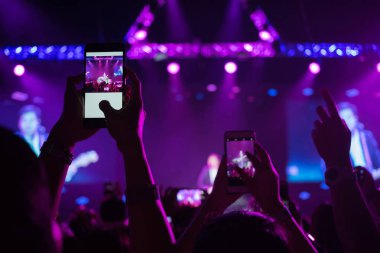 Elinizde canlı müzik festivali akıllı telefon kayıtları var.