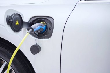 Bir elektrikli araba güç kablosu ile şarj