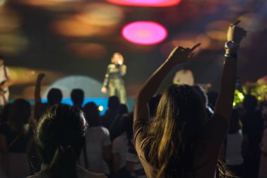 Konser, arka plan eğlenceli parti Zıplama, büyük grup kutlama yeni yıl tatili, insanları mutlu zevk kalabalık kavramı, bulanık