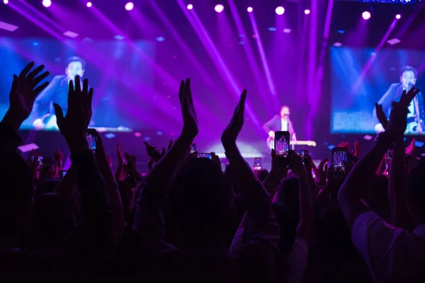 Menigte Genieten Van Het Concert Gelukkige Mensen Springen Grote Groep — Stockfoto