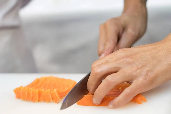 Mano Dello Chef Usare Coltello Preparare Salmone Fresco Tagliere Chef — Foto Stock