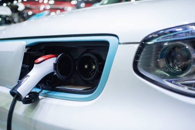 Elektrik kablosu prize takılı bir elektrikli arabayı şarj etmek...