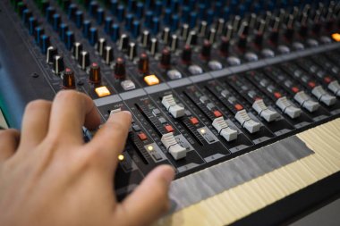 Faders ve ayar kolu, radyo veya Tv yayını ile profesyonel ses karıştırma konsolu el
