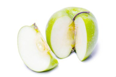 Olgun yeşil elma ve beyaz bir arka plan üzerinde izole dilim