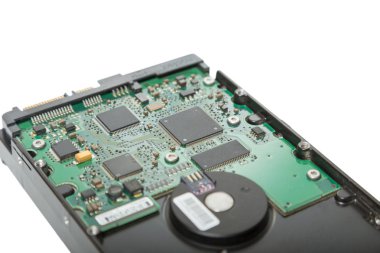 Beyaz arka plan üzerinde izole sabit disk sürücünün devre kadar kapatın