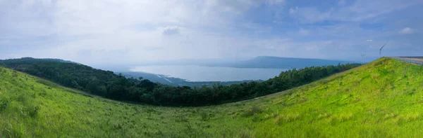 Прекрасний Панорамний Вид Озеро Гори Фону — стокове фото