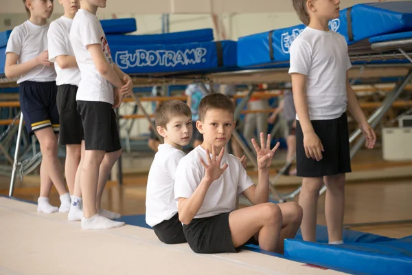 Gomel, Bielorrusia - 30 de abril de 2016: deportes entre niños y niñas nacidos en 2005-2006 estilo libre. Palacio de Deportes Acuáticos —  Fotos de Stock