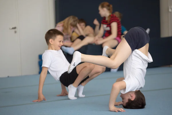 Gomel, Białoruś - 30 kwietnia 2016: sportowe wśród chłopców i dziewczynki urodzone w latach 2005-2006 freestyle. Pałac sportów — Zdjęcie stockowe