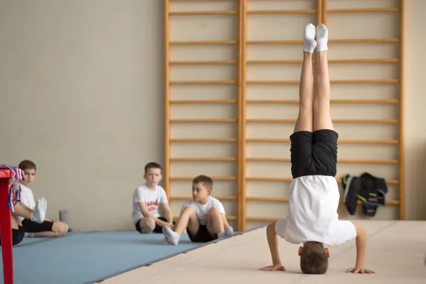 Gomel, Bielorrússia - 30 de abril de 2016: esportes entre meninos e meninas nascidos em 2005-2006 estilo livre. Palácio de Esportes Aquáticos — Fotografia de Stock