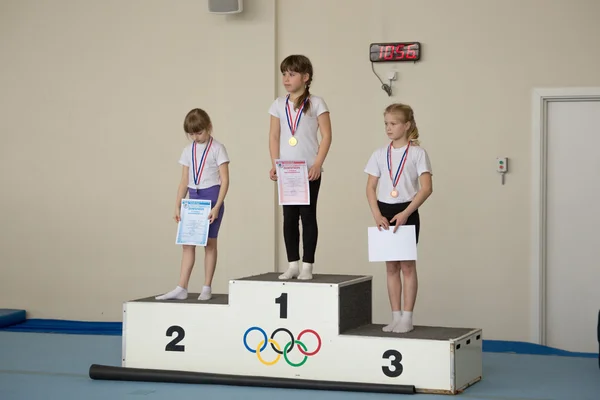 Gomel, Bielorrusia - 30 de abril de 2016: deportes entre niños y niñas nacidos en 2005-2006 estilo libre. Palacio de Deportes Acuáticos — Foto de Stock