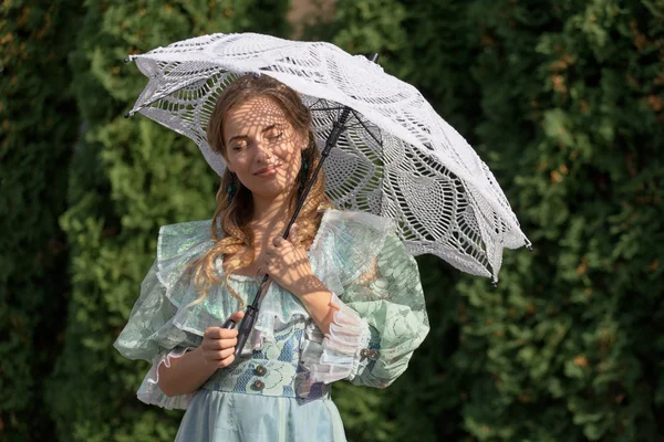 Mulher sob um guarda-chuva do sol — Fotografia de Stock