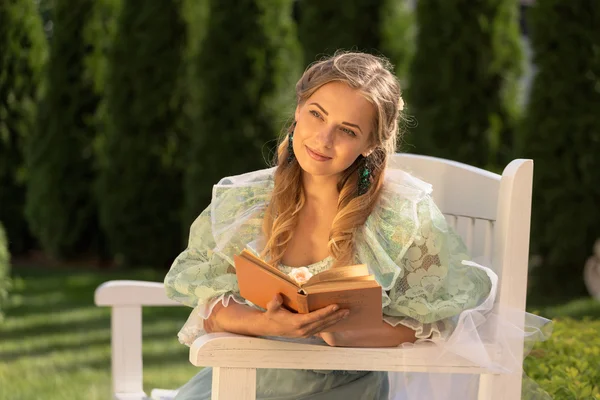 夏の庭で本を読んでいる女の子 — ストック写真