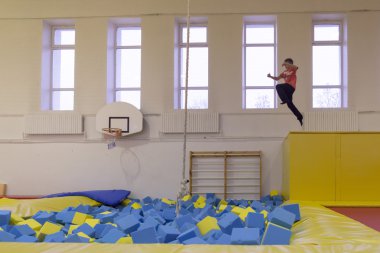 Minsk, Beyaz Rusya - 10 Ekim 2016: trambolin araba kapalı. Aile Eğlence.