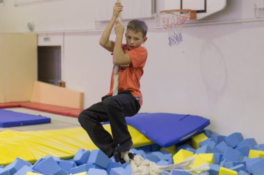 Minsk, Beyaz Rusya - 10 Ekim 2016: trambolin araba kapalı. Aile Eğlence.