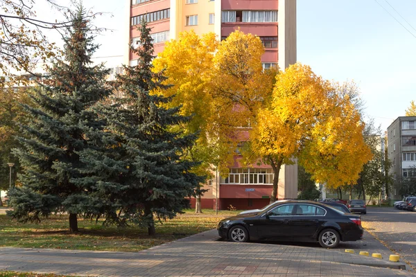 Gomel, Bielorrusia - Octubre 03.2016: Aparcamiento en un edificio residencial de gran altura . —  Fotos de Stock