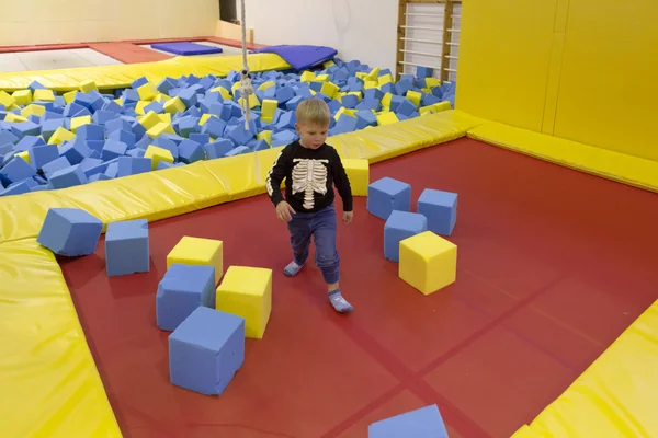 Minsk, Biélorussie - 10 octobre 2016 : balade en trampoline à l'intérieur. divertissement familial . — Photo