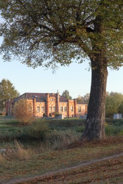 Suyun kenarında sonbaharda Bina Tuğla