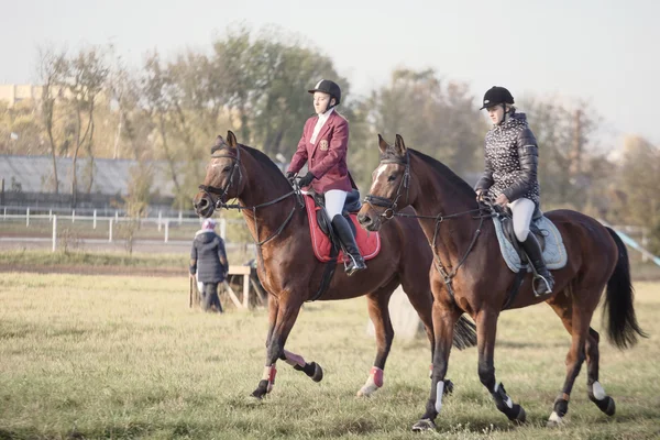 Gomel, Weißrussland - 16. Oktober 2016: Zwei Reiterinnen wärmen die Pferde vor dem Wettkampf auf — Stockfoto