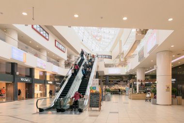 Minsk, Beyaz Rusya - 8 Ekim 2016: Minsk şehir Minsk Beyaz Rusya alışveriş merkezinde yürüyen merdiven.