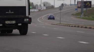 Beyaz Rusya, Gomel 18 Ekim 2016: şehrin işlek cadde üzerinde trafik