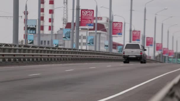 Беларусь, Гомель 18 октября 2016: Движение на магистрали города — стоковое видео