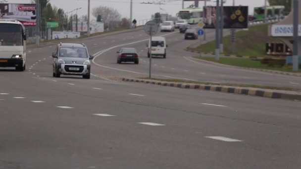 Biélorussie, Gomel 18 octobre 2016 : Le trafic sur l'artère de la ville — Video