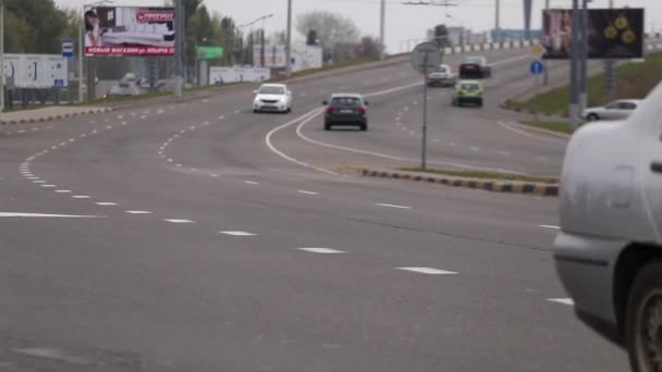 Beyaz Rusya, Gomel 18 Ekim 2016: şehrin işlek cadde üzerinde trafik — Stok video