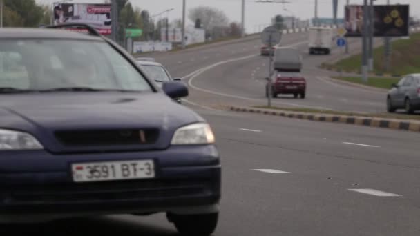 Wit-Rusland, Gomel 18 oktober 2016: het verkeer op de verkeersader van de stad — Stockvideo