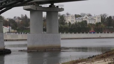 Cityscape nehir ve sonbahar Bridge'de