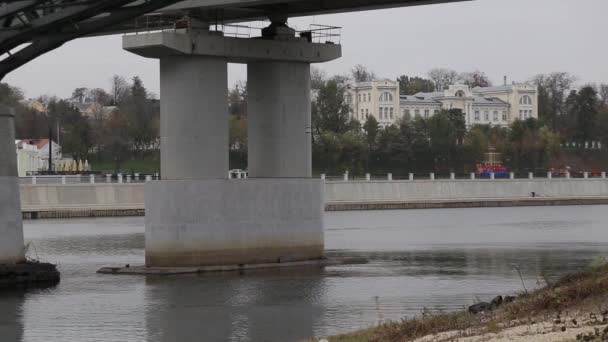 Paisagem urbana com rio e ponte no outono — Vídeo de Stock