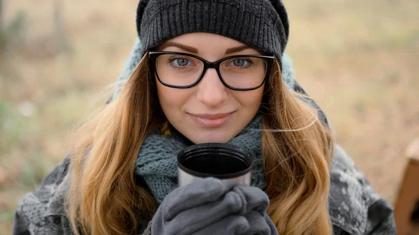 Porträt einer jungen Modefrau im Freien auf herbstlichem Hintergrund. — Stockfoto