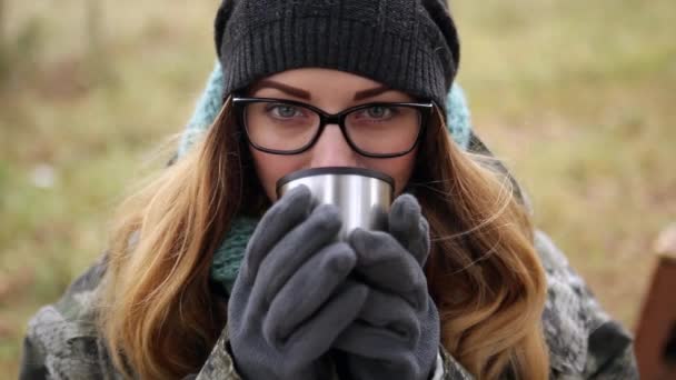 Κορίτσι με ένα φλιτζάνι τσάι το φθινόπωρο — Αρχείο Βίντεο