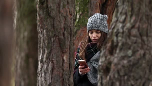 Dívka sedí v borovice ochranný oblek podzim — Stock video