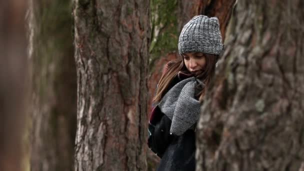 Mädchen in einem Kiefernwald kalten Herbst — Stockvideo