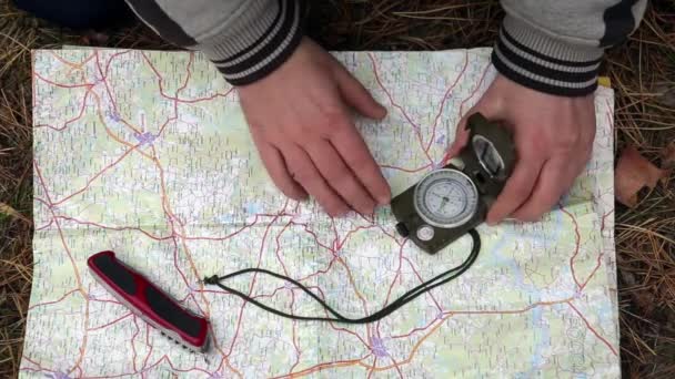 Mann benutzt Kompass im Wald — Stockvideo