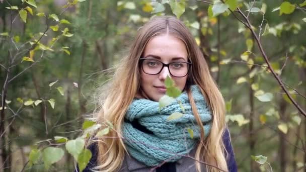 Девушка в лесу при сильном ветре осенью — стоковое видео