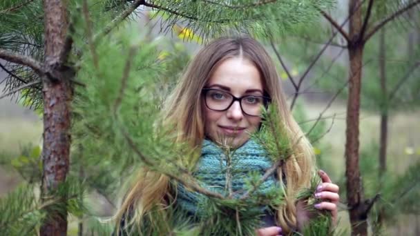 Dziewczyna w silny wiatr jesienią w lesie — Wideo stockowe