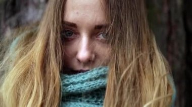 Rüzgar yakın çekim sonbahar ormanda kız